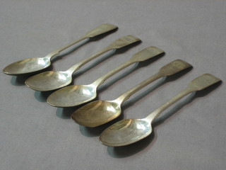 A harlequin set of 5 Georgian and later silver fiddle pattern teaspoons, 4 ozs