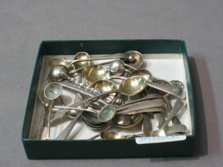5 Edwardian silver Old English pattern condiment spoons, Sheffield 1905, 3 other silver condiment spoons 1oz and a collection of various plated condiment spoons