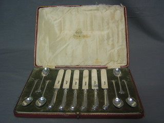 A set of 6 silver handled tea knives and 6 silver tea spoons, Birmingham 1915 by Elkingtons, cased