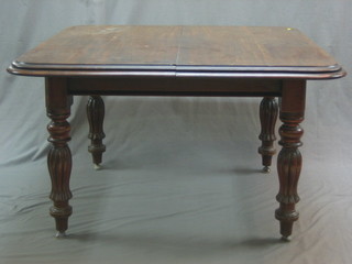 A William IV mahogany extending dining table with reeded supports, 44"