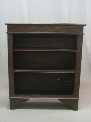 A Victorian oak bookcase fitted adjustable shelves 36"