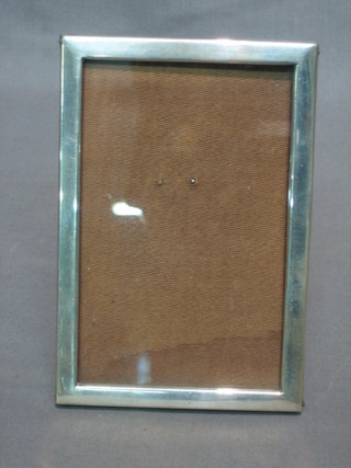 A plain easel photograph frame marked silver 6" x 4"