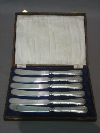 A set of 6 silver plated tea knives, cased