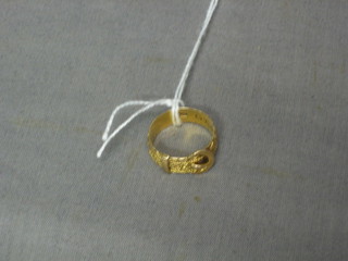 An 18ct gold buckle ring