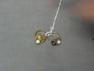 2 lady's gold dress rings set pearls