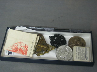 A WWII discharge badge, an RAF cap badge etc