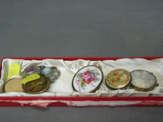 A shell carved cameo brooch (f), 2 Worcester porcelain brooches, 3 clips and gilt metal double photo locket