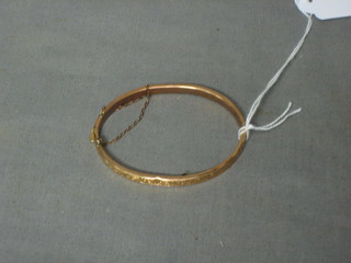 A hollow gold bracelet (r)