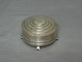 A circular Art Deco silver dressing table box with hinged lid, raised on 4 scroll feet, Birmingham 1941 3"