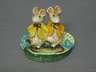 A Beswick Kitty Macbride figure - A Double Act 2527, brown mark to base 3"