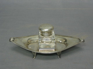 An Edwardian oval silver twin handled ink well with hinged lid and cut glass liner, Chester 1906