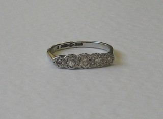 An 18ct white gold dress ring set 5 diamonds