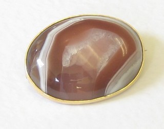 An oval agate brooch contained in a 14ct gold mount