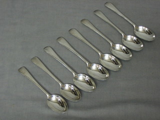 A set of 8 silver Old English pattern teaspoons, London 1931