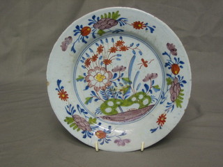 An 18th/19th Century circular Delft plate with floral painted decoration 9" (f & r)