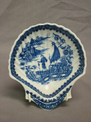 An 18th/19th Century blue and white scallop shaped bowl decorated Chinaman 6"