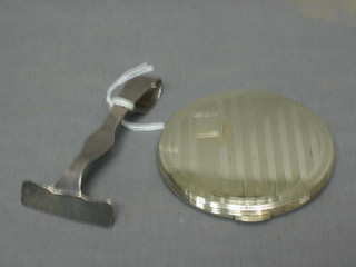 A childs silver pusher, Birmingham 1932 and a Kigu silver plated compact