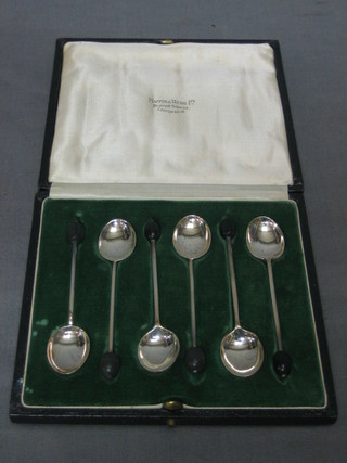 A set of 6 silver bean end coffee spoons, Sheffield 1925 by Mappin & Webb, cased