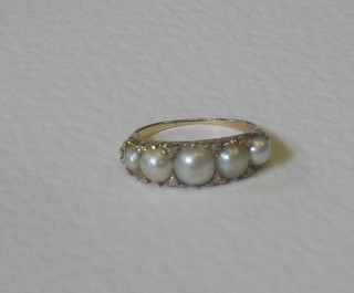 A lady's gold dress ring set 5 pearls supported by diamonds 