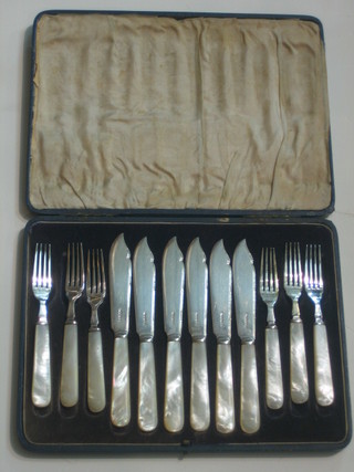 A set of 6 silver plated fish knives with mother of pearl handles, cased