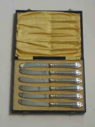 A cased set of 6 silver plated tea knives