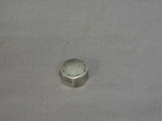 A Georgian octagonal silver vinaigrette with hinged lid