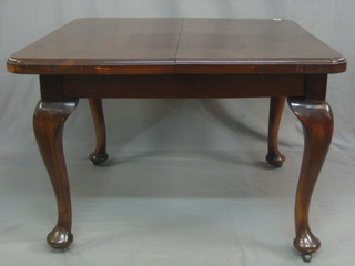 An Edwardian mahogany extending dining table, raised on cabriole supports 40"