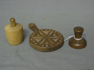 A circular butter stamp decorated a swan, 1 other decorated a leaf and a circular butter stamp (3)