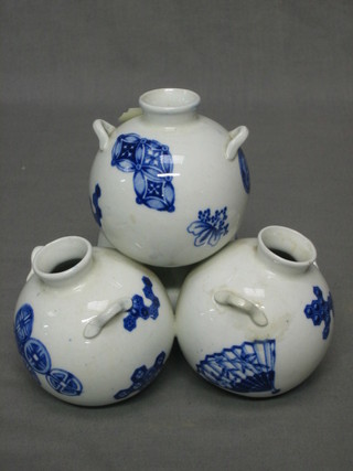 A Worcester blue and white porcelain vase in the form of 3 stacked twin handled urns 6"