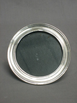 A circular silver easel photograph frame Birmingham 1944, 5"