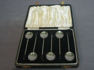 A set of 6 silver bean end coffee spoons, Birmingham 1929, cased