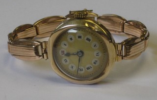 A lady's wristwatch contained in a 9ct gold case on an integral bracelet