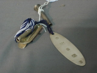A silver money clip, a silver tooth pick, a silver book mark and a silver cigarette holder (f)