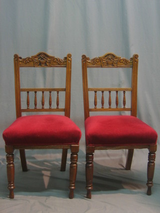 A set of 6 Edwardian carved walnut dining chairs with upholstered seats, raised on turned supports (1f)