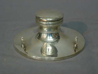 A silver capstan inkwell with pen rest, Chester (marks rubbed) 5"