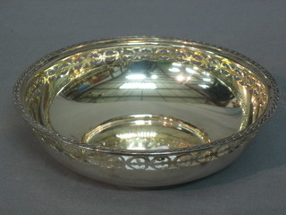 A circular silver bowl with pierced border, Sheffield 1935 by Walker & Hall, 4 ozs