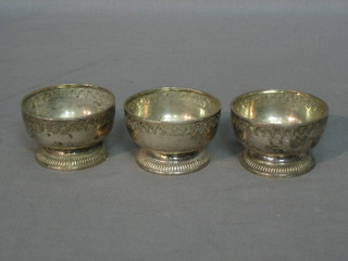 3 Victorian circular silver salts, London 1898 4 ozs