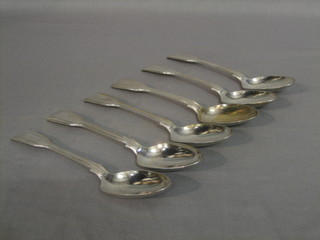 6 Victorian silver fiddle and thread pattern pudding spoons, London 1844, 10 ozs
