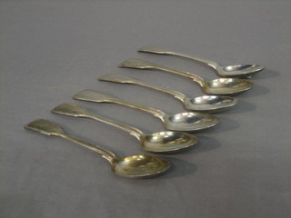 6 Victorian silver fiddle and thread pattern teaspoons, London 1844, 6 ozs