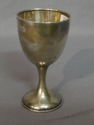 A silver goblet, Birmingham 1915, 3 ozs