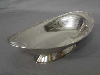 A silver boat shaped dish 11", Chester 1909, raised on an oval spreading base 11 ozs