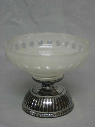 A circular glass pedestal bowl raised on a circular pottery spreading foot, 7"