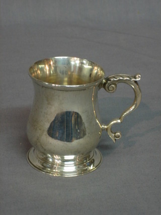 A silver baluster christening tankard, Chester 1915, 4 ozs
