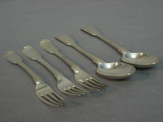 A pair of Victorian fiddle and thread pattern pudding spoons, London 1839 and 3 matching pudding forks, 9 ozs