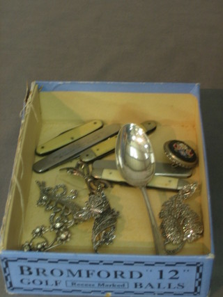 An Art Deco silver teaspoon, 5 pocket knives and a small collection of costume jewellery