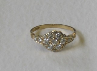 A lady's 18ct yellow gold cluster ring set numerous diamonds (approx 0.65ct)