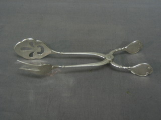 A pair of Continental silver sandwich servers, 2 ozs