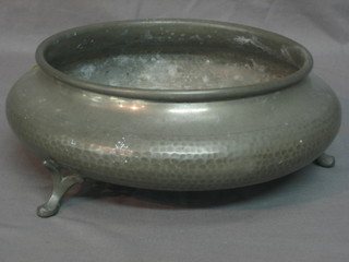 A circular Craftsman planished pewter bowl raised on 3 outswept feet 10"