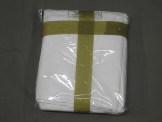 A king size cotton duvet and 2 20x30" pillow cases