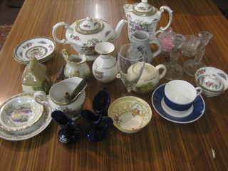 A small quantity of decorative ceramics